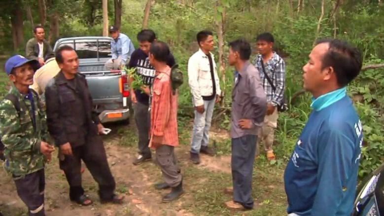 ชาวบ้านลุยต่อหาศพ“ผอ.อ้อย”ในป่าชายแดน ชาวบ้านลุยต่อหาศพ“ผอ.อ้อย”ในป่าชายแดน