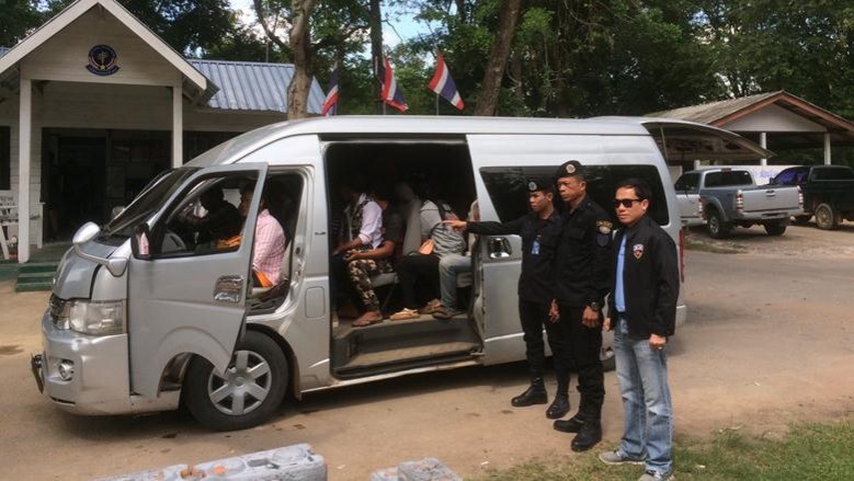 จนท.สกัดจับรถตู้ลอบขนแรงงานเถื่อนเข้ากรุง 