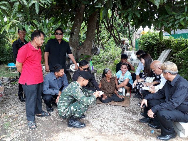 ชีวิตรันทด! ยายวัย 83 ปี อาศัยกระท่อมเพียงลำพัง ไร้ไฟฟ้า-ห้องน้ำ