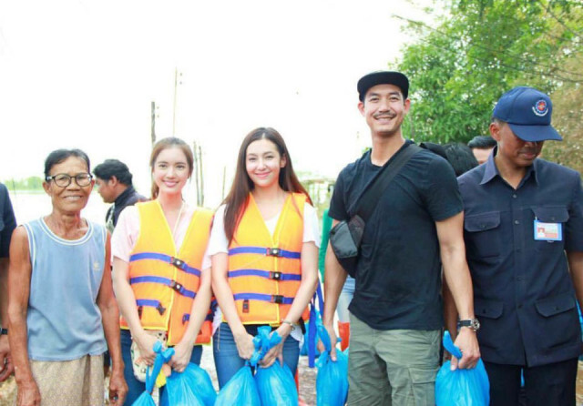ความสัมพันธ์พัฒนา เบลล่า-เวียร์ ลงพื้นที่ช่วยเหลือผู้ประสบภัยน้ำท่วม