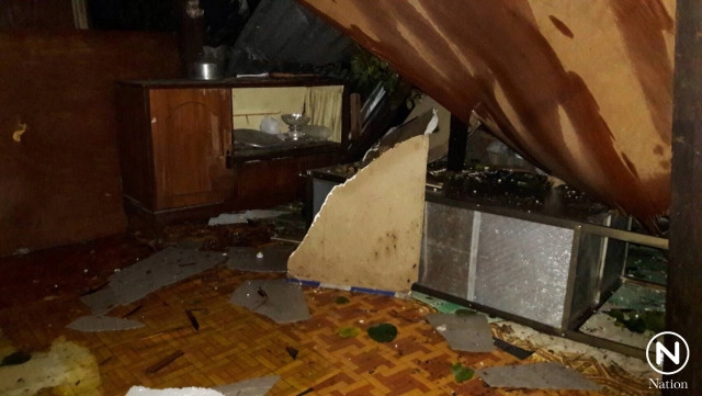 ฝนตกหนัก ลมกระโชกแรงย่านดอนเมือง ป้ายโฆษณาล้มทับรถยนต์-ต้นไม้ล้มทับบ้านเรือน