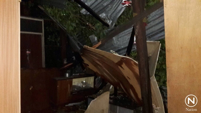 ฝนตกหนัก ลมกระโชกแรงย่านดอนเมือง ป้ายโฆษณาล้มทับรถยนต์-ต้นไม้ล้มทับบ้านเรือน