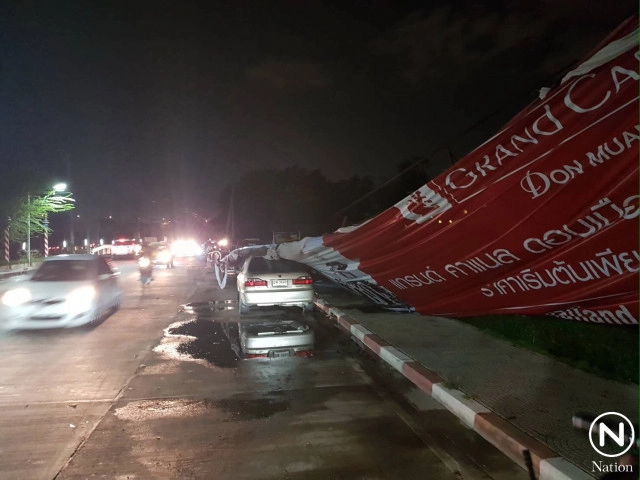 ฝนตกหนัก ลมกระโชกแรงย่านดอนเมือง ป้ายโฆษณาล้มทับรถยนต์-ต้นไม้ล้มทับบ้านเรือน