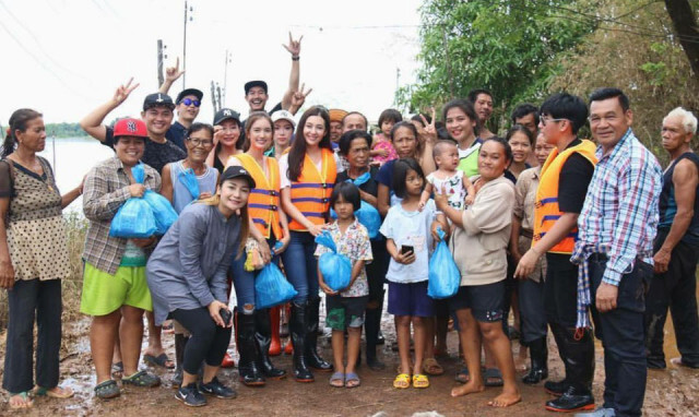 ความสัมพันธ์พัฒนา เบลล่า-เวียร์ ลงพื้นที่ช่วยเหลือผู้ประสบภัยน้ำท่วม