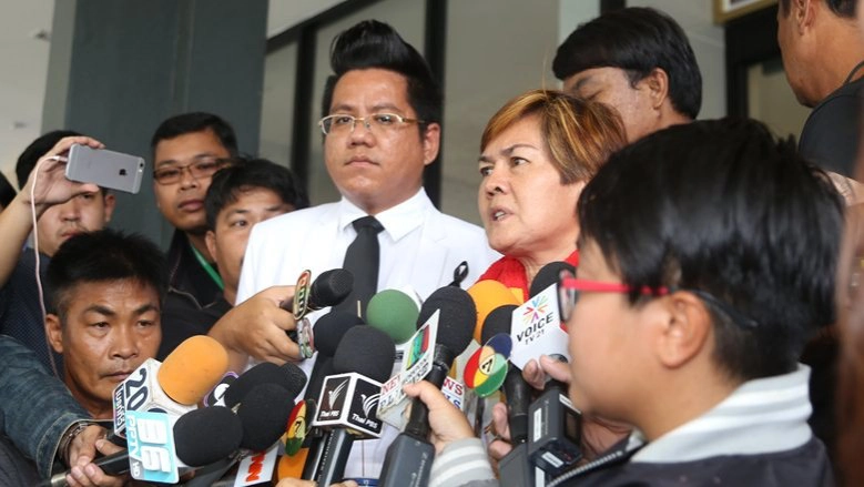  "แม่น้องพลอย" คล้องผ้าพันคอที่ลูกสาวถักให้ รอชี้ตัวผู้ต้องหา