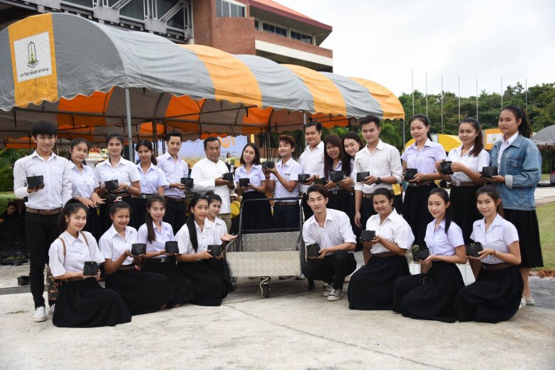 ปลูกดอกดาวเรืองแปรสัญลักษณ์เลข ๙
