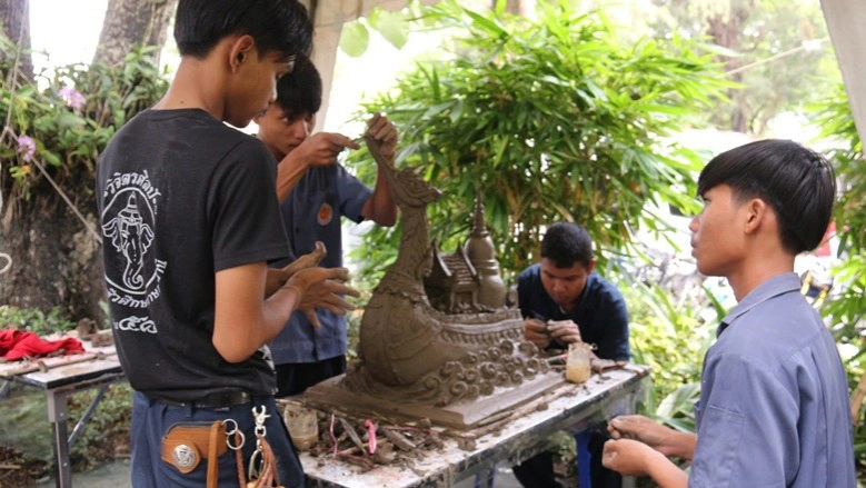 ได้แล้ว!! 2 ทีมอาชีวะแข่งแกะสลักน้ำแข็งที่จีน