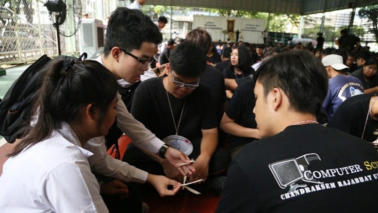 (รับ)น้องใหม่ มจษ.ทำดอกไม้จันทน์ถวายอาลัยร.9