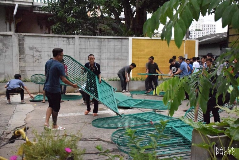 ชาวบ้านบุกรื้อรั้วหลังกรุงธนคอมเพล็กซ์