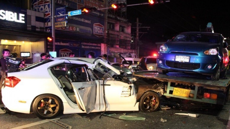 ซิ่งเก๋งเสยท้ายรถบรรทุกดับ ซิ่งเก๋งเสยท้ายรถบรรทุกดับ