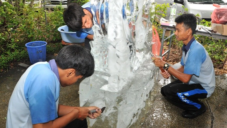 ได้แล้ว!! 2 ทีมอาชีวะแข่งแกะสลักน้ำแข็งที่จีน