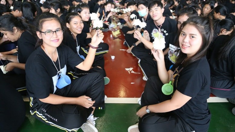(รับ)น้องใหม่ มจษ.ทำดอกไม้จันทน์ถวายอาลัยร.9