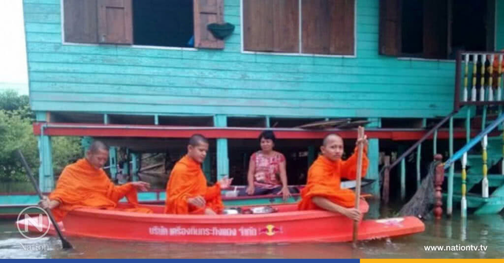 แม่น้ำยมเอ่อท่วมบ้านปชช."พระ"พายเรือบิณฑบาต แม่น้ำยมเอ่อท่วมบ้านปชช."พระ"พายเรือบิณฑบาต