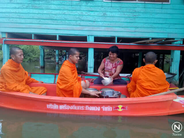 แม่น้ำยมเอ่อท่วมบ้านปชช."พระ"พายเรือบิณฑบาต