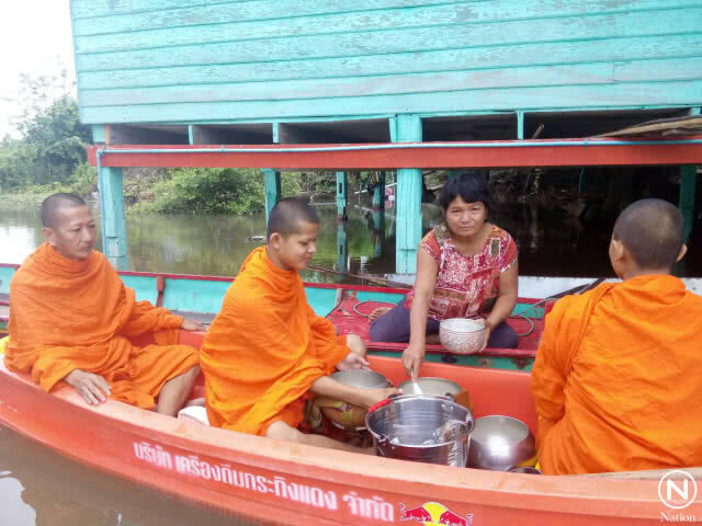 แม่น้ำยมเอ่อท่วมบ้านปชช."พระ"พายเรือบิณฑบาต
