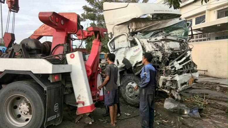 รถบรรทุก18ล้อหักหลบเสาปูนพุ่งชนกำแพงเจ็บ1 