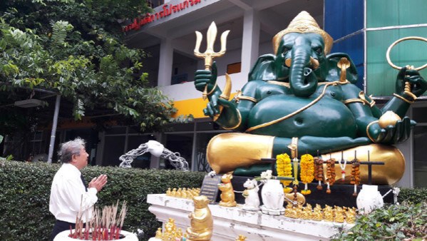 ไม่มีคำว่าแก่เกินเรียน "คุณตาวัยเก๋า 79 ปี" สมัครเรียน ป.ตรี กับรุ่นเหลน