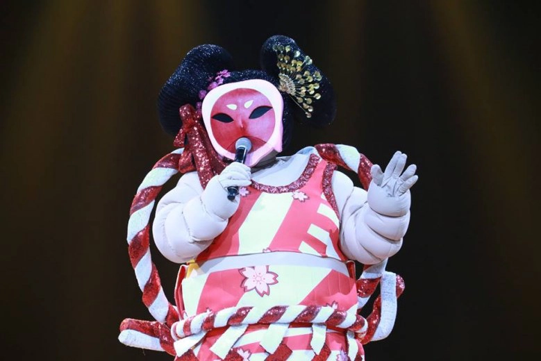 ภายใต้‘หน้ากากซูโม่’ คือ'เจ้าหญิงอาร์แอนด์บีเมืองไทย'!(คลิป)