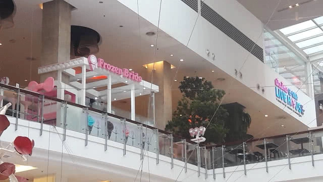 ไฟไหม้ปล่องระบายควันภายใน "ห้างเซ็นทรัลเวิลด์"  ใช้เวลา 15 นาทีควบคุมสถานการณ์ได้