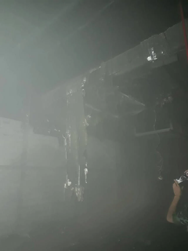 ไฟไหม้ปล่องระบายควันภายใน "ห้างเซ็นทรัลเวิลด์"  ใช้เวลา 15 นาทีควบคุมสถานการณ์ได้