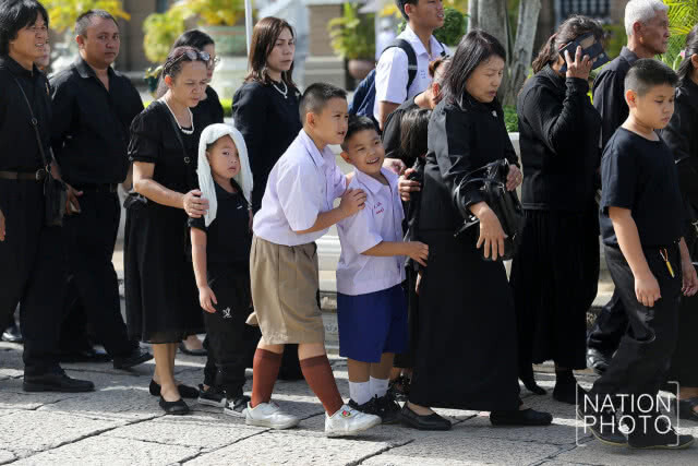 ประชาชนเข้ากราบสักการะพระบรมศพ รัชกาลที่ 9