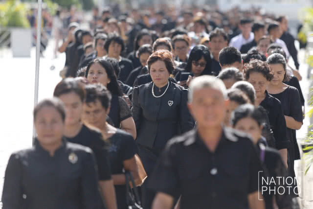 ประชาชนเข้ากราบสักการะพระบรมศพ รัชกาลที่ 9