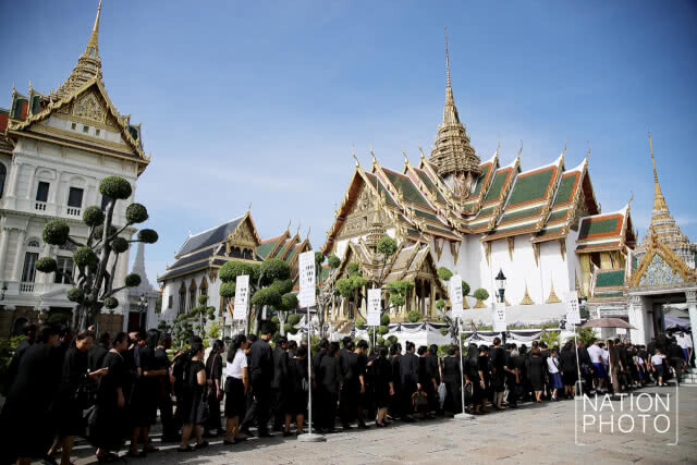 ประชาชนเข้ากราบสักการะพระบรมศพ รัชกาลที่ 9