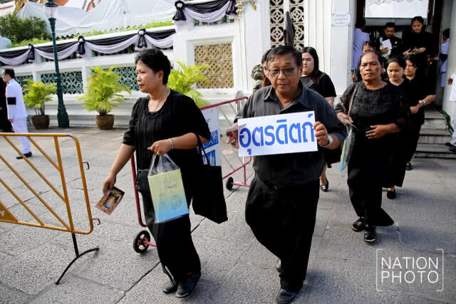 ประชาชนเข้ากราบสักการะพระบรมศพ รัชกาลที่ 9