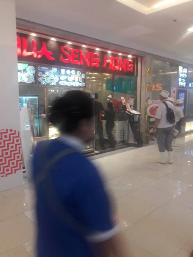 ไฟไหม้ปล่องระบายควันภายใน "ห้างเซ็นทรัลเวิลด์"  ใช้เวลา 15 นาทีควบคุมสถานการณ์ได้