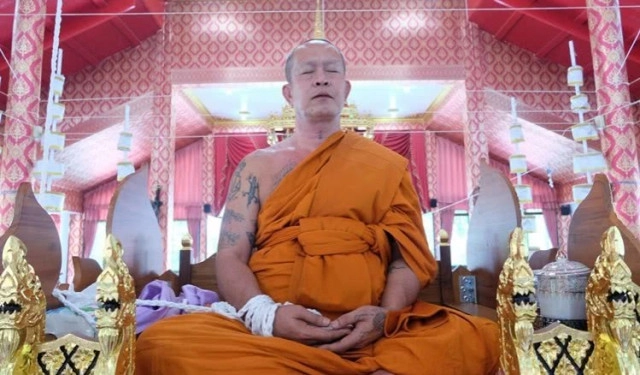 ชาวบ้าน แห่จอง วัตถุมงคล "หลวงพ่ออ๊อด" สร้างวัดสายไหม จ.อยุธยา