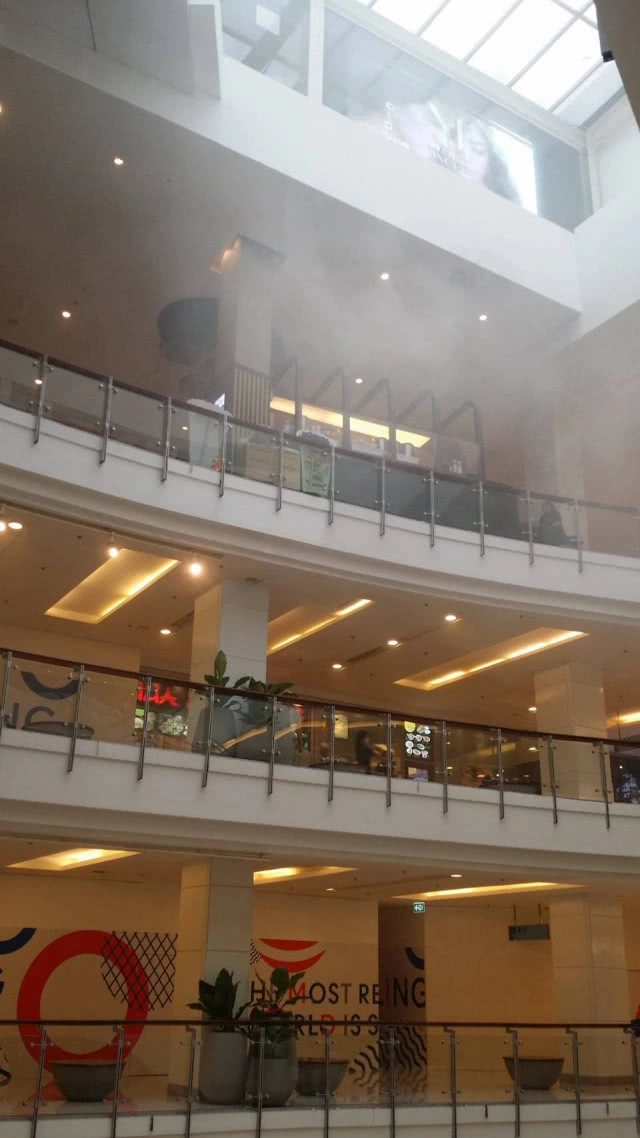 ไฟไหม้ปล่องระบายควันภายใน "ห้างเซ็นทรัลเวิลด์"  ใช้เวลา 15 นาทีควบคุมสถานการณ์ได้