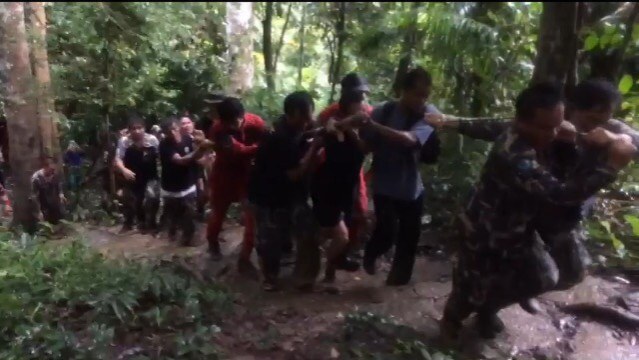  'ชุดกู้ภัย'ทุลักทุเลขนร่าง'หนุ่มนักท่องเที่ยว'ลงยอดเขาหลวง