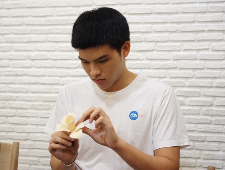 ยกค่าย "จีดีเอช" ประดิษฐ์ดอกไม้จันทน์ถวายในหลวงรัชกาลที่9