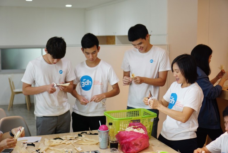 ยกค่าย "จีดีเอช" ประดิษฐ์ดอกไม้จันทน์ถวายในหลวงรัชกาลที่9