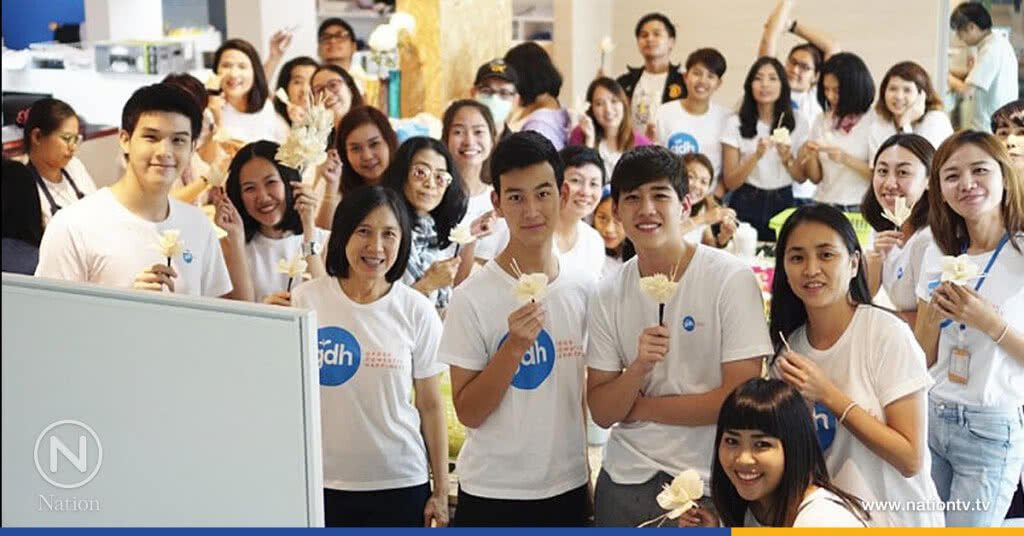 ยกค่าย "จีดีเอช" ประดิษฐ์ดอกไม้จันทน์ถวายในหลวงรัชกาลที่9 ยกค่าย "จีดีเอช" ประดิษฐ์ดอกไม้จันทน์ถวายในหลวงรัชกาลที่9
