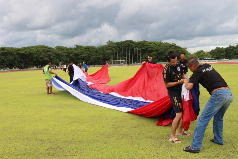 ร่วมกัน! ซัก-ตาก "ธงชาติไทย" ผืนใหญ่ เชียร์บอลไทยคัดบอลโลก