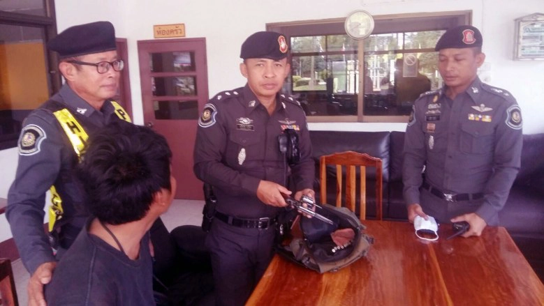 รวบ'หนุ่มวัย 32' ซื้อปืนเถื่อนผ่านเฟซบุ๊ก 2 หมื่น!!