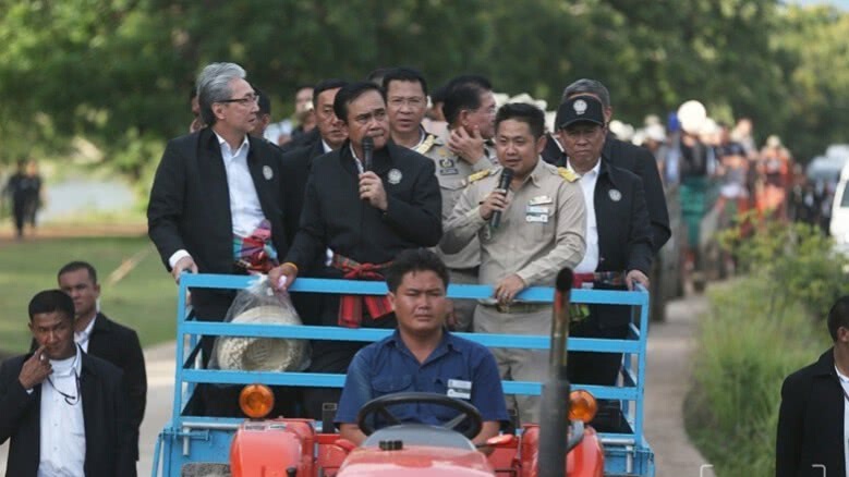"หนุ่มอีสานสีแดง" บุกประชิดยื่นหนังสือ "นายกฯ" "หนุ่มอีสานสีแดง" บุกประชิดยื่นหนังสือ "นายกฯ"