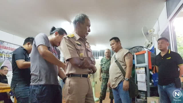 จับ "นายพลเก๊" แต่งชุดพลเรือตรี อุ้มตู้บริจาคเรี่ยไร