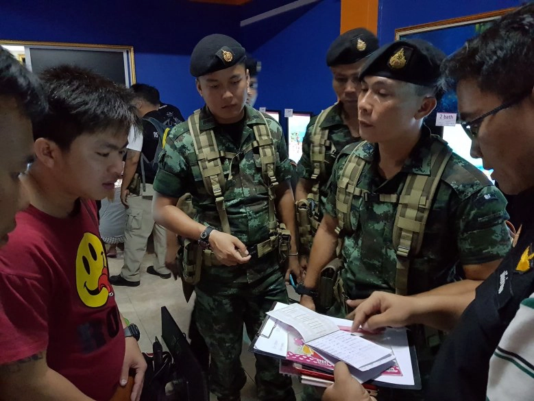 เย้ยกฎหมาย!!ปลัดอำเภอ-ทหารบางละมุงจู่โจมจับบ่อนพนันบอลเถื่อน