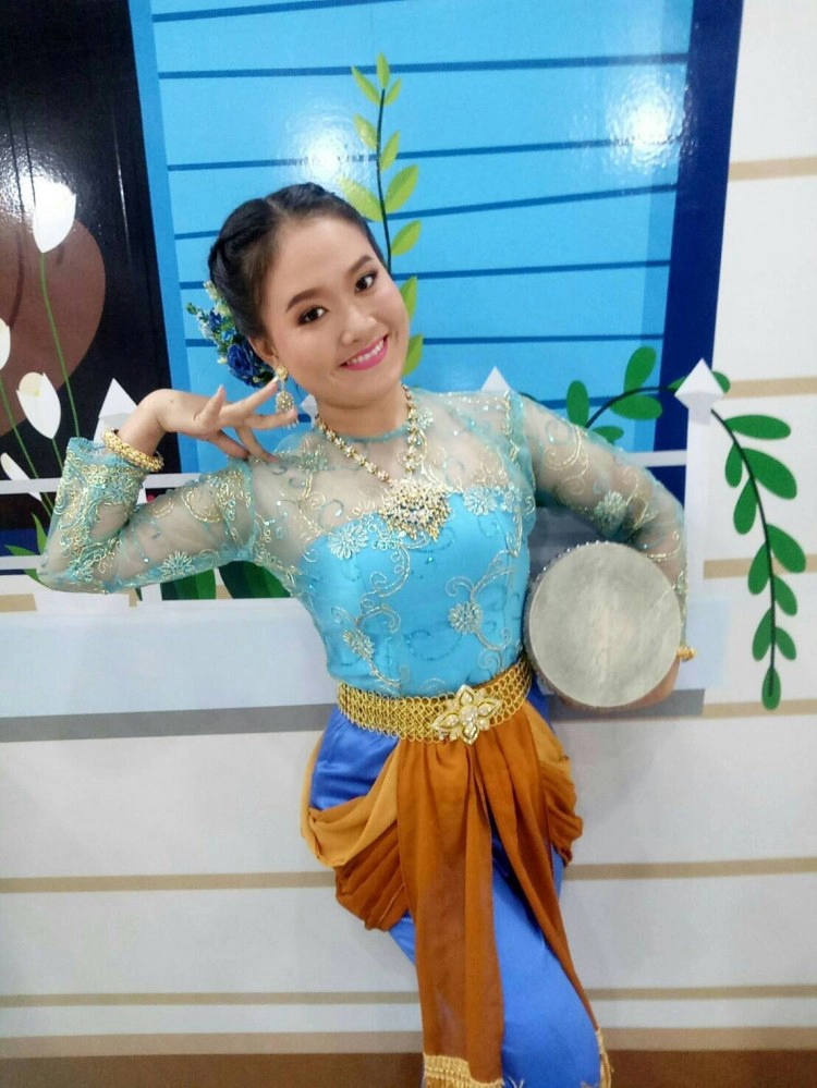 "2นิสิต" ปลื้ม! สอนเพื่อนต่างชาติ "นุ่งโจงกระเบน–รำวงมาตรฐาน"