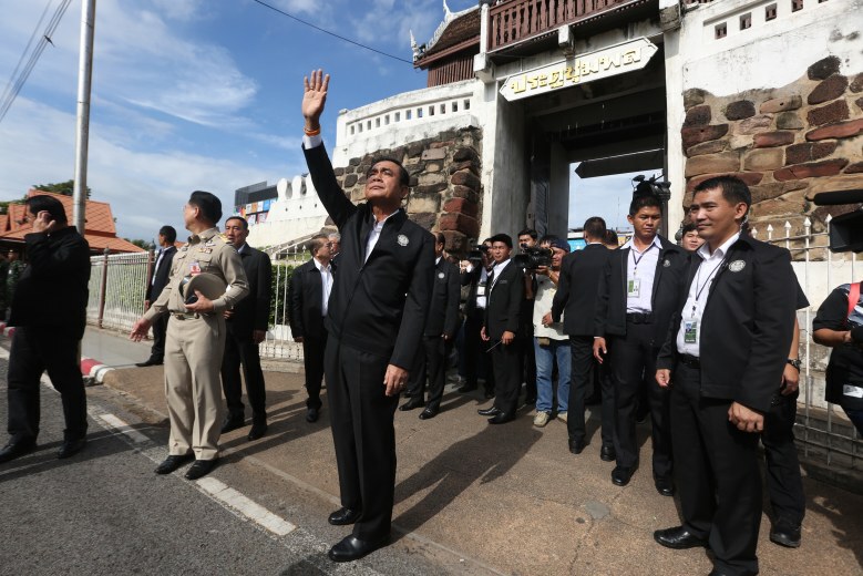 นักการเมืองหลบไป "ลุงตู่" มาแล้วแพรวพราวเรียกคะแนน