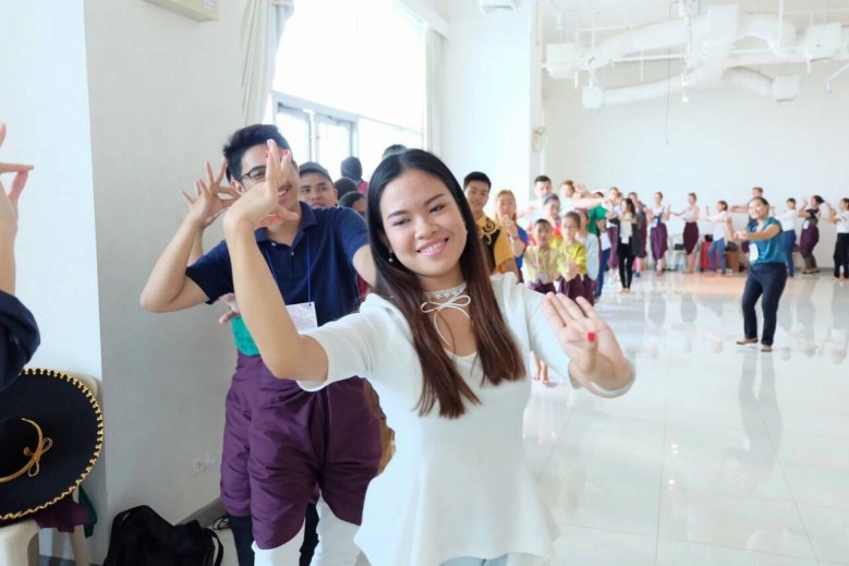 "2นิสิต" ปลื้ม! สอนเพื่อนต่างชาติ "นุ่งโจงกระเบน–รำวงมาตรฐาน"