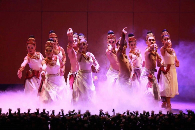 "2นิสิต" ปลื้ม! สอนเพื่อนต่างชาติ "นุ่งโจงกระเบน–รำวงมาตรฐาน"