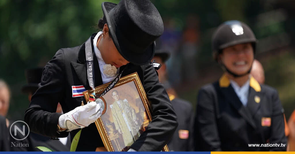 พระองค์หญิง ถวายเหรียญเงิน แด่ทูลกระหม่อมปู่ พระองค์หญิง ถวายเหรียญเงิน แด่ทูลกระหม่อมปู่
