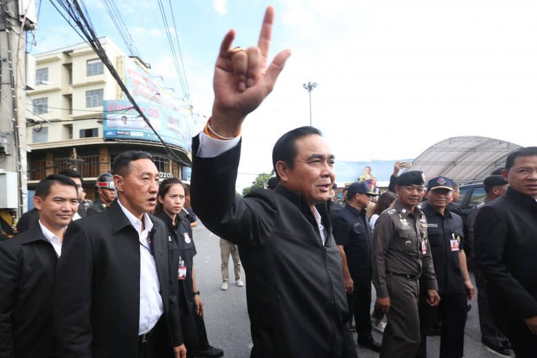 นักการเมืองหลบไป "ลุงตู่" มาแล้วแพรวพราวเรียกคะแนน