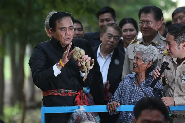 นักการเมืองหลบไป "ลุงตู่" มาแล้วแพรวพราวเรียกคะแนน