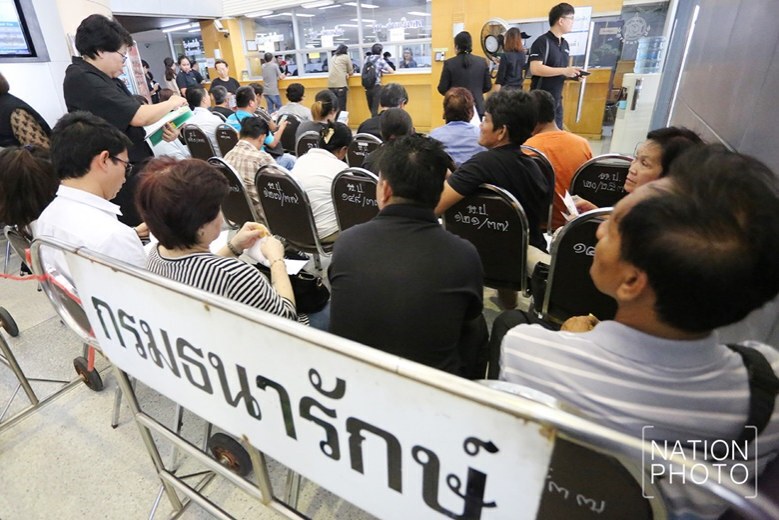 (ภาพชุด)เปิดจองเหรียญที่ระลึกงานพิธีถวายพระเพลิงพระบรมศพ ร.9