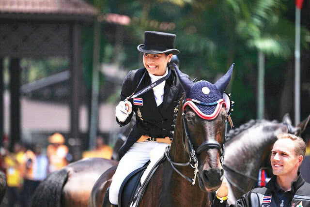 พระองค์หญิง ถวายเหรียญเงิน แด่ทูลกระหม่อมปู่