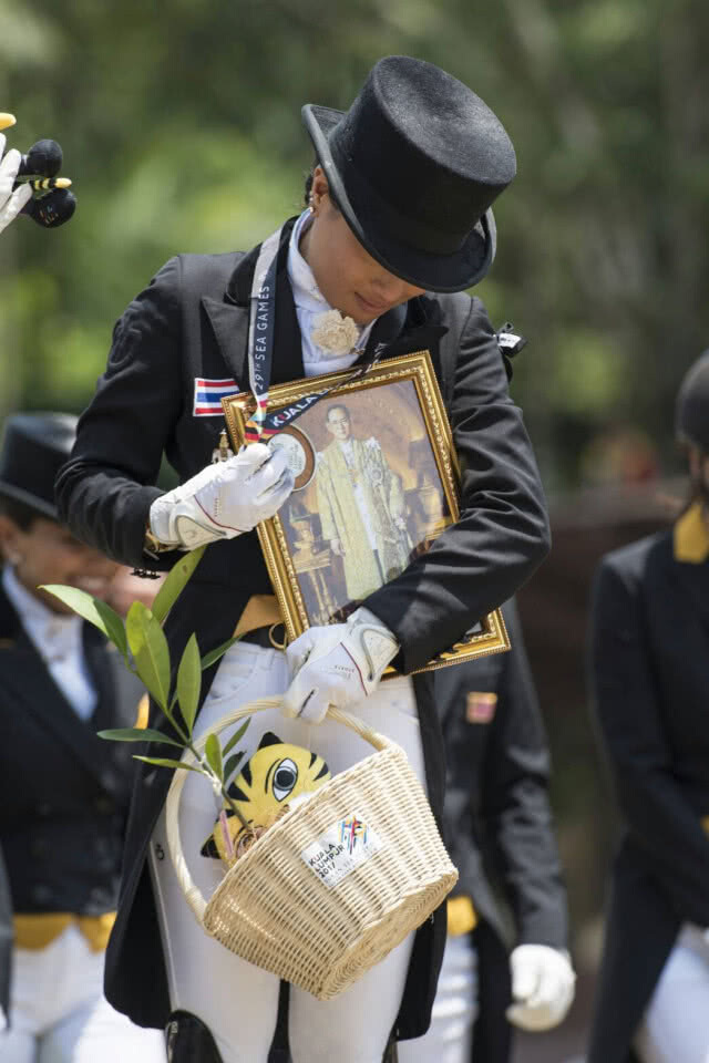 พระองค์หญิง ถวายเหรียญเงิน แด่ทูลกระหม่อมปู่